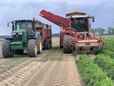 kombajn i traktor na polu uprawnym