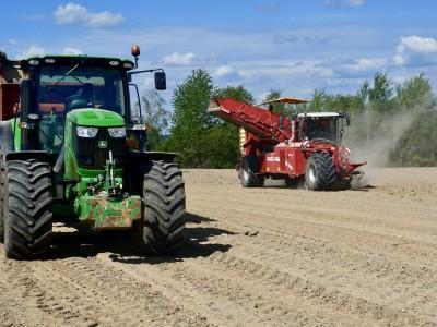 zielony traktor i czerwony kombajn