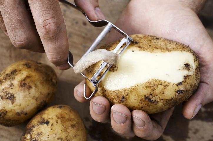 obieranie ziemniaka